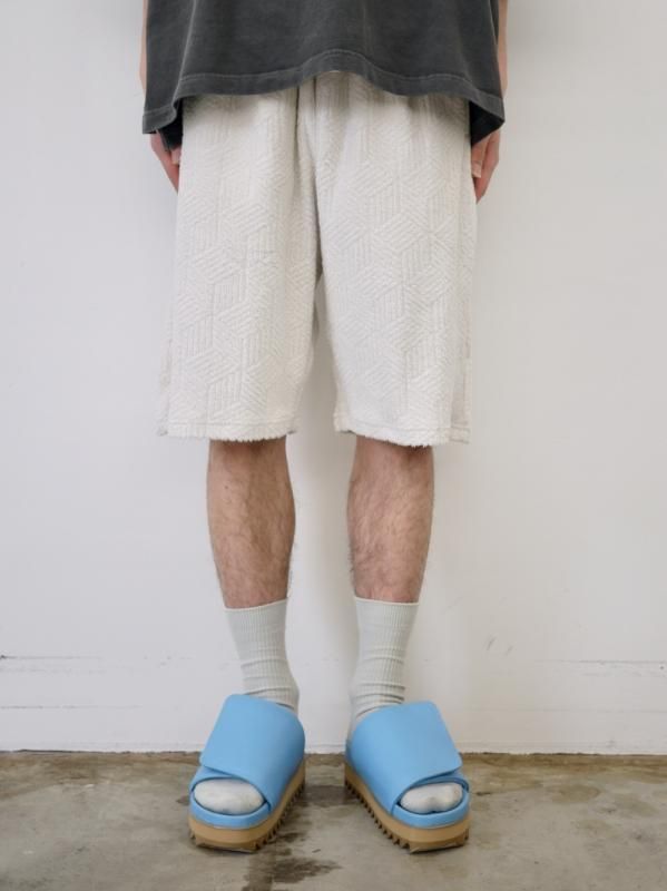 GEOMETRIC PILE WIDE SHORTS