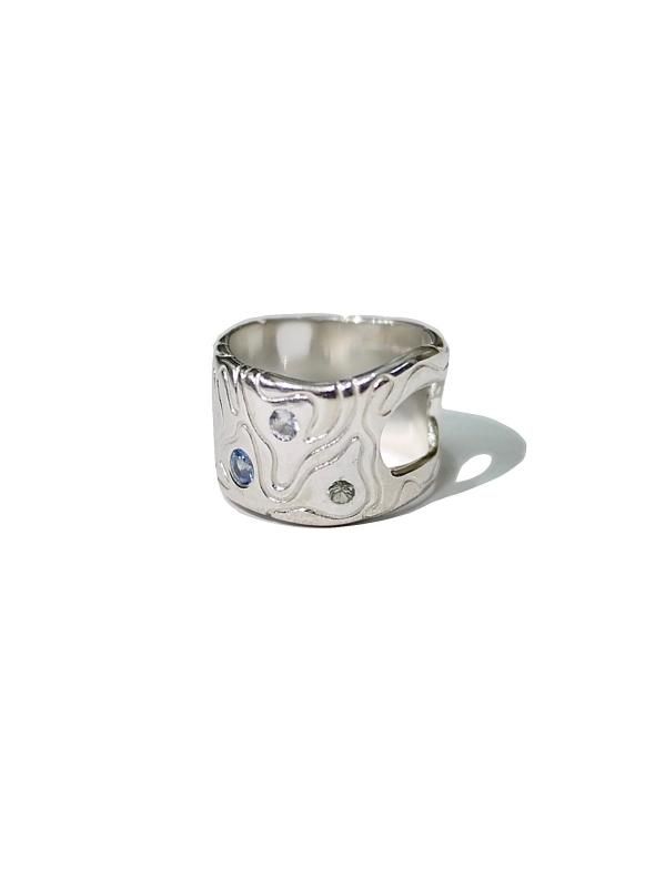 GLOBE RING W/ 3 SAPPHIRE