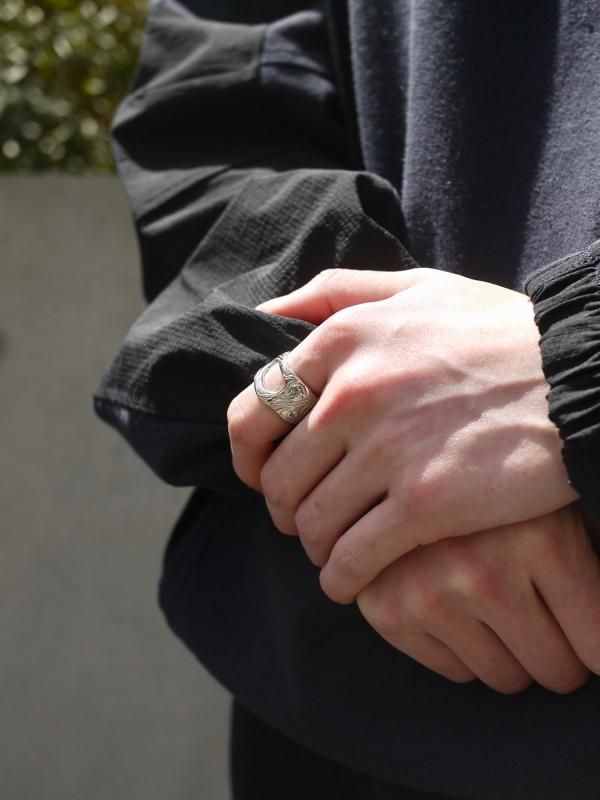 GLOBE RING W/ 3 SAPPHIRE