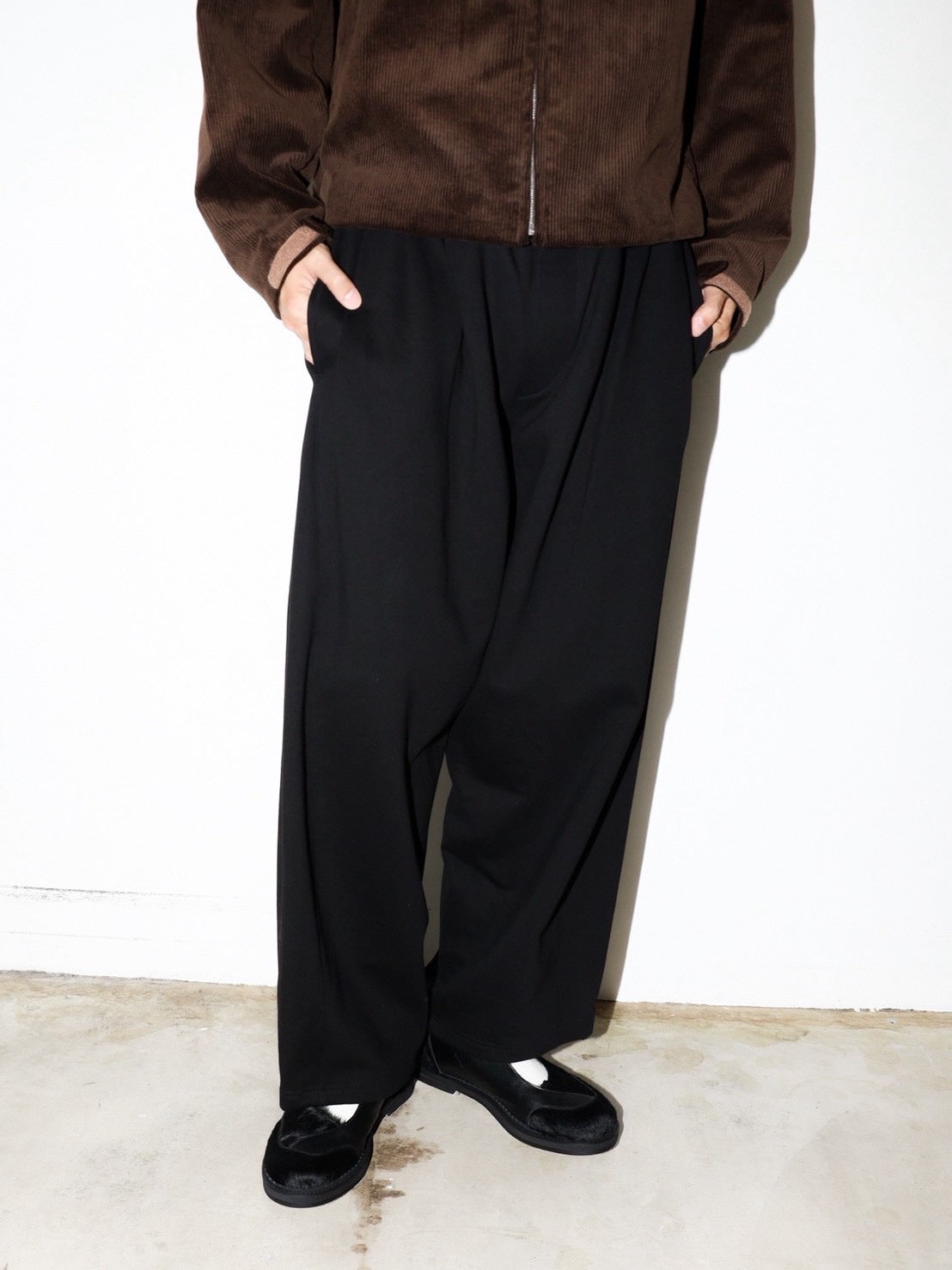 WIDE TUCK SWEAT PANTS