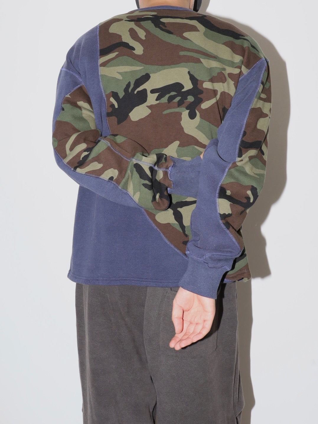 SWITCHING STITCH SWEAT CREW