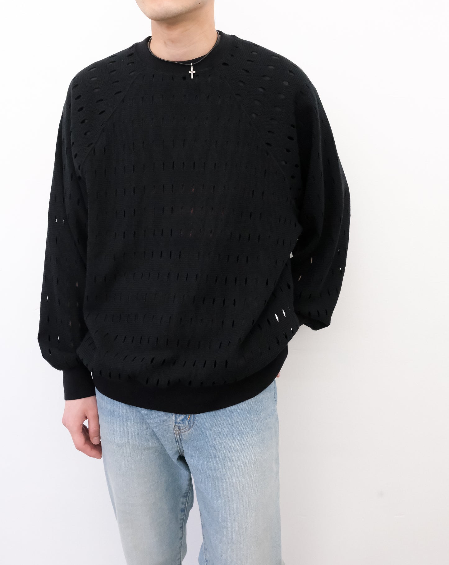 HOLE RAGLAN CREW