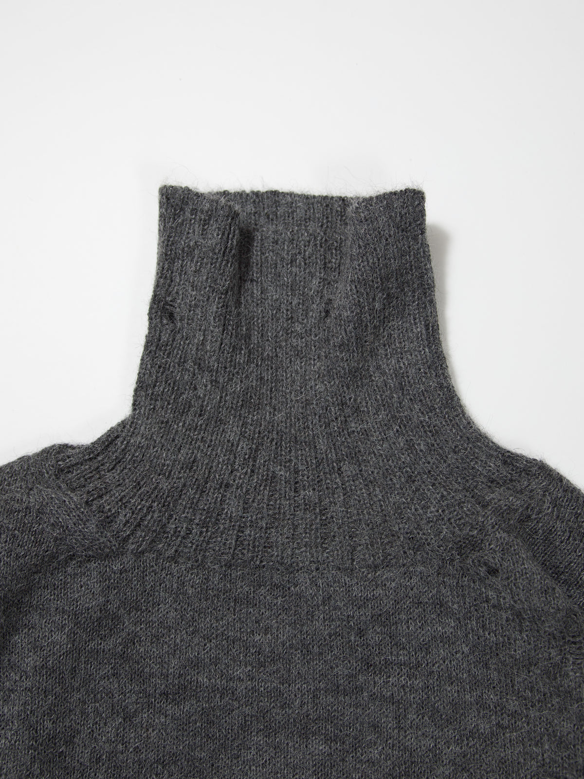 INNAT　TURTLENECK SWEATER