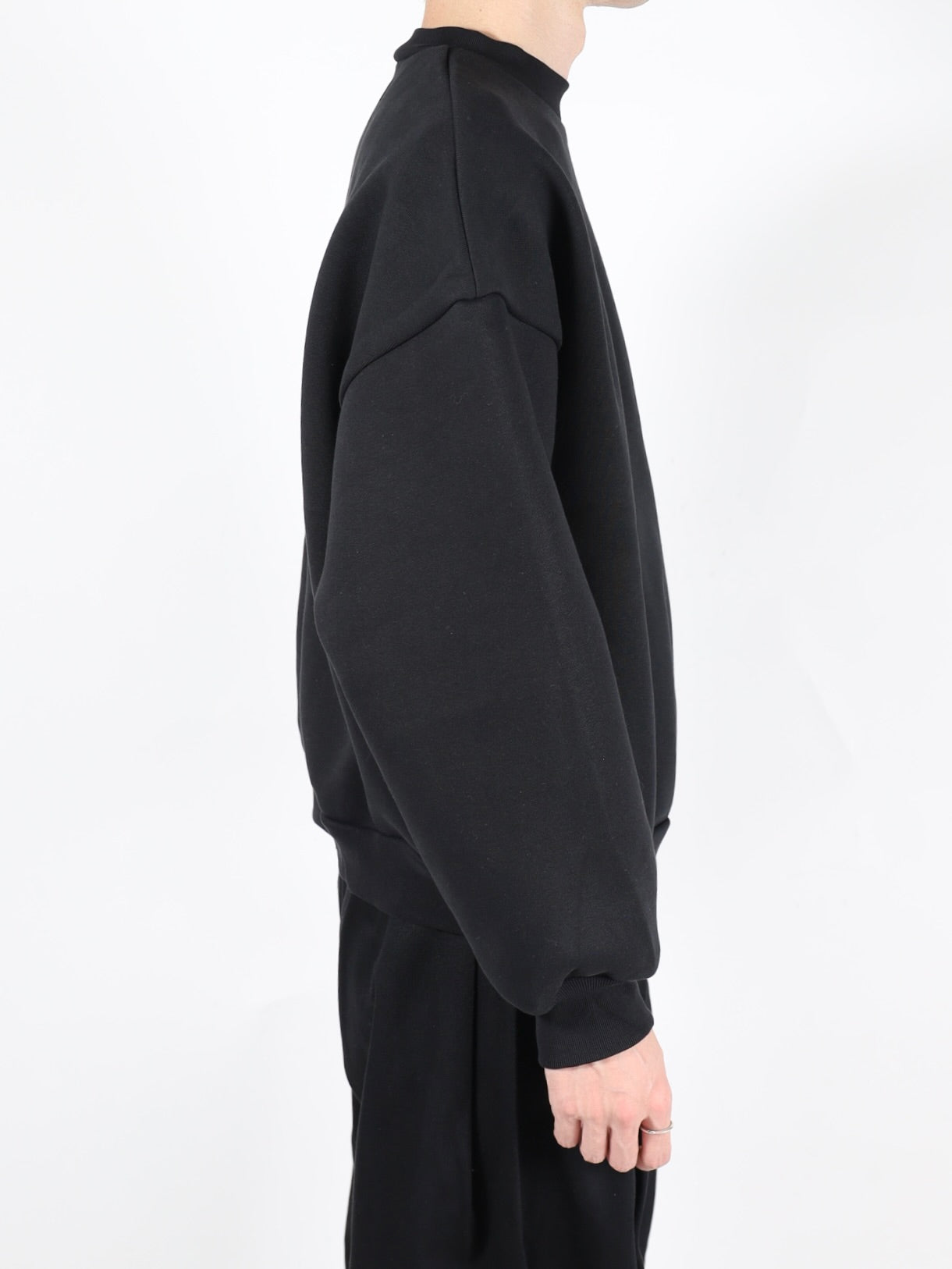 V2 CREWNECK